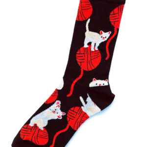 Chaussettes fantaisie noir, rouge et blanc. Chats sur des pelotes de laine rouge. Taille unique.