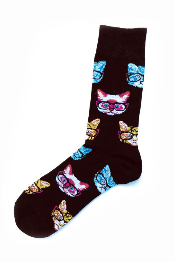 Schwarze, blaue, rosa und gelbe Phantasiesocken. Katzenköpfe mit Brille. Einheitsgröße