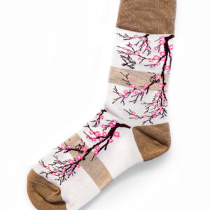 Fantasie-Socken in Off-White, Beige, Braun und Rosa. Zweige von blühenden Kirschbäumen. Einheitsgröße.