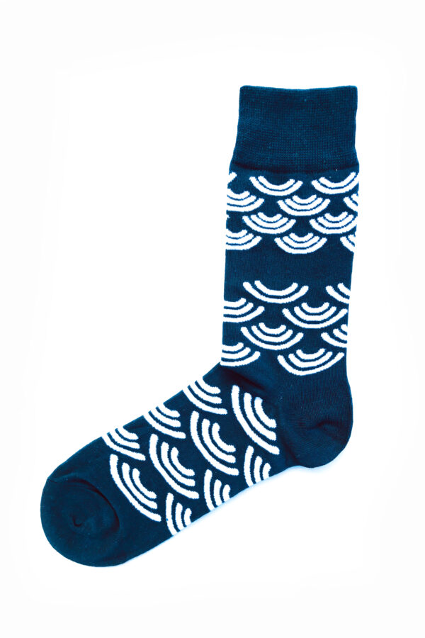 Dunkelblau-weiße Socken mit Fantasiemuster. Motiv: japanische Grafik. Einheitsgröße.