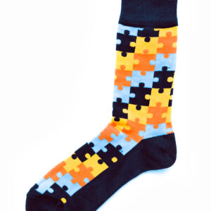 Phantasievolle Socken in den Farben Dunkelblau, Schwarz, Gelb und Orange. Mit Puzzle-Motiv. Einheitsgröße.