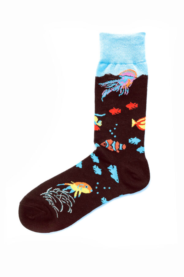 Fantasiesocken in Schwarz, Hellblau, Gelb und Orange. Motive aus dem Unterwasserleben, Fische und Quallen. Einheitsgröße.