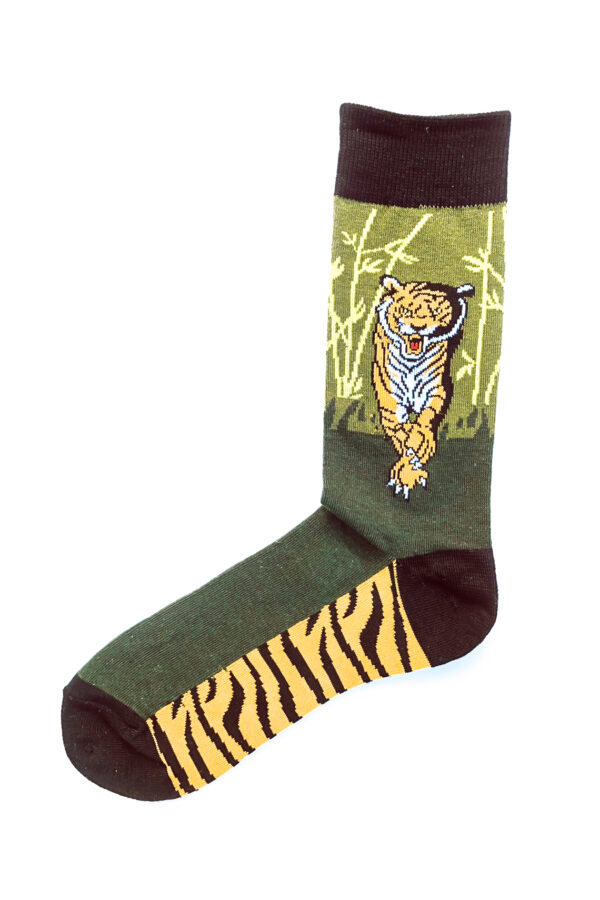 Fantasie-Socken in den Farben Khaki, Schwarz und Orange. Motiv: Tiger, der durch einen Bambuswald läuft. Einheitsgröße.