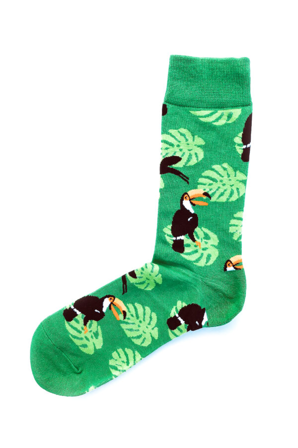 Dunkelgrüne Socken mit hellgrünen Blättern und Tukan-Muster.
