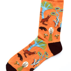 Orange-schwarze Socken mit Motiven der australischen Flora und Fauna. Einheitsgröße.