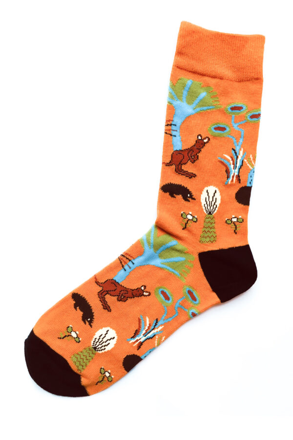 Orange-schwarze Socken mit Motiven der australischen Flora und Fauna. Einheitsgröße.