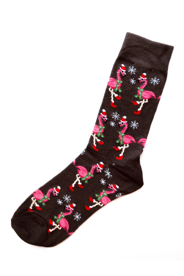 Dunkelgraue Socken. Motiv: Flamingos mit Weihnachtsmütze und Schneeflocken.
