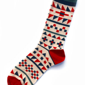 Chaussette fantaisie beige claire, avec un motif de style nordique de couleur rouge, bleu clair et bleu foncé.