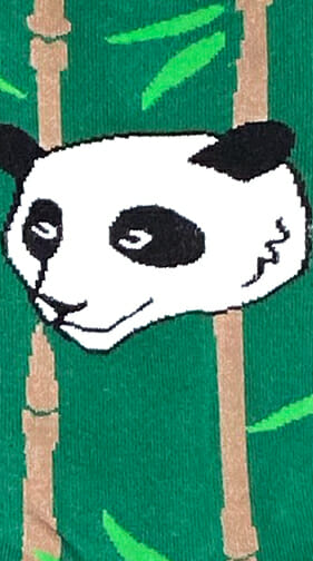 Détail des chaussettes colorées Panda