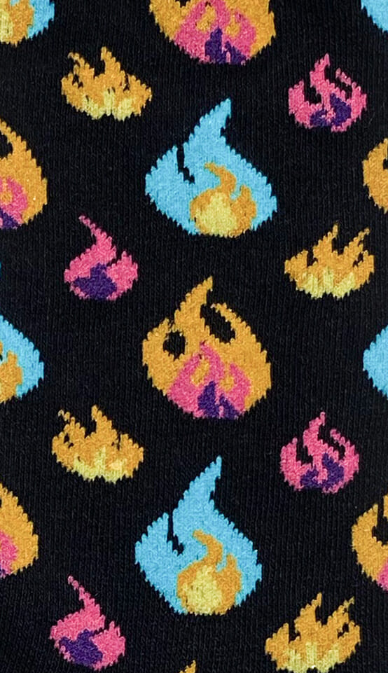 Détail des chaussettes fantaisie Flammes colorées