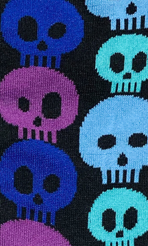 Detail der Phantasiesocken Totenköpfe