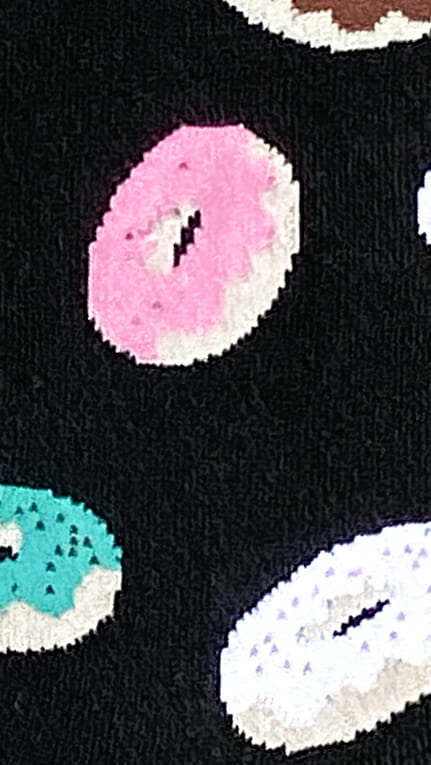 Détail des chaussettes colorées Donuts